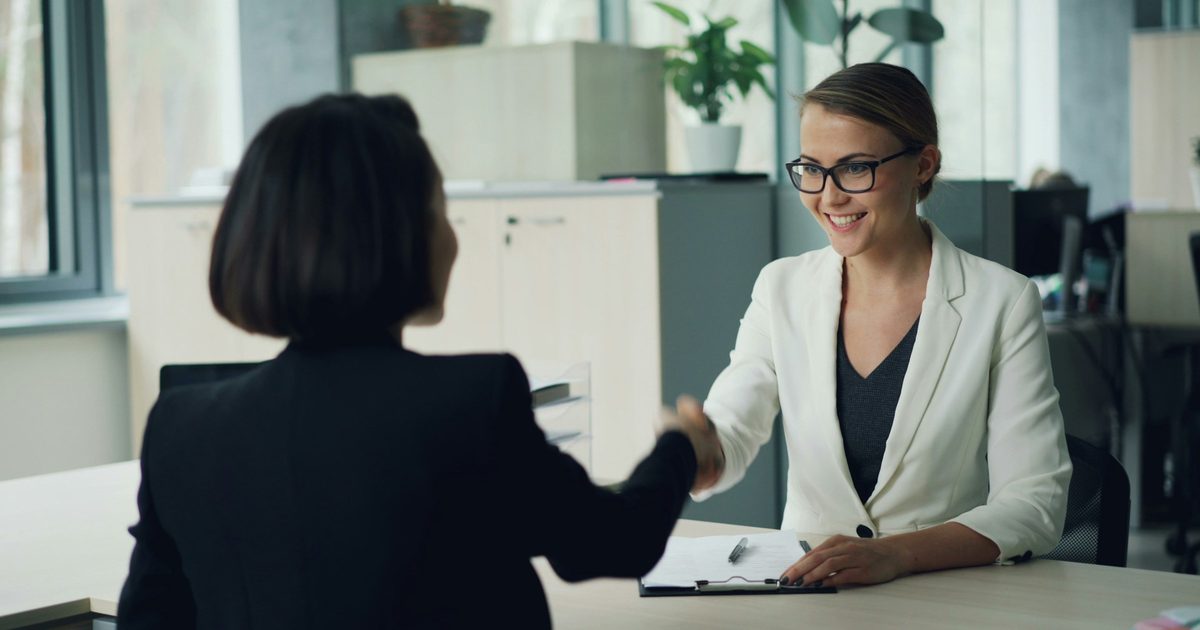 Cómo hacer que los clientes de hace un año vuelvan (sin envíos masivos)