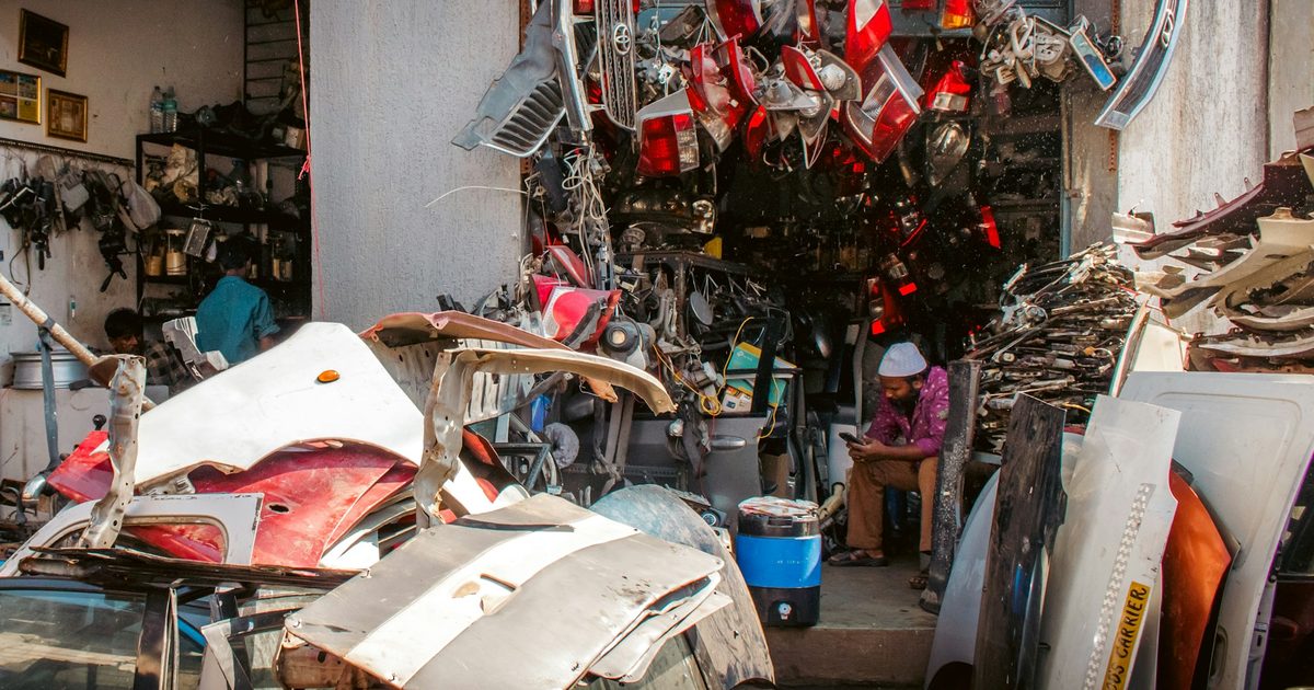 En el desguace no damos abasto con el teléfono y el WhatsApp: qué puede contestar un asistente y qué no