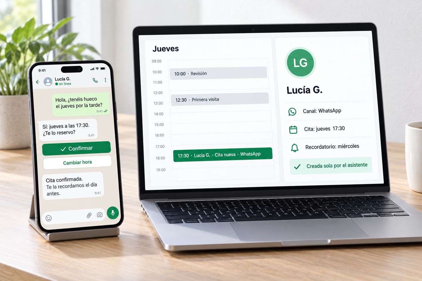 Portátil y móvil con el sistema funcionando: una cita pedida por WhatsApp aparece sola en la agenda y en la ficha del cliente